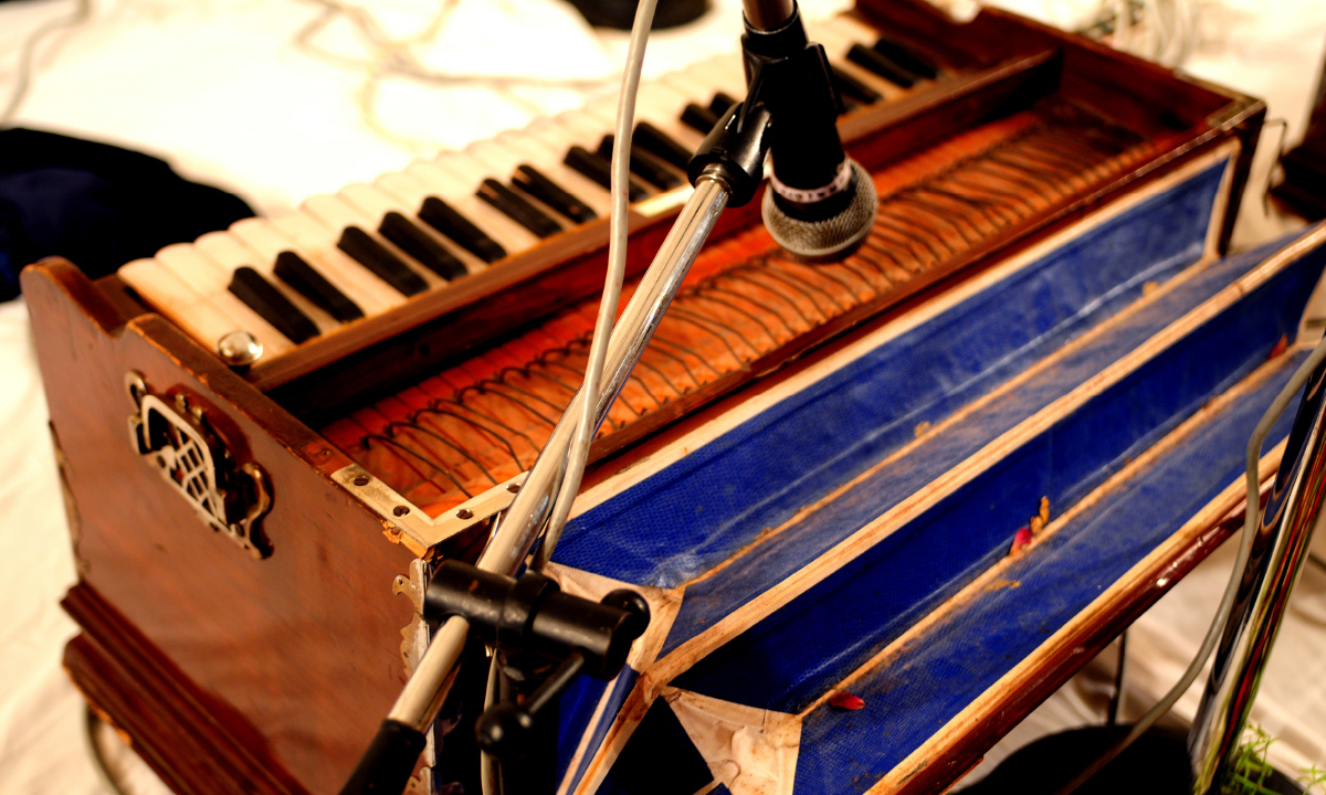 Harmonium, tabla, dholak